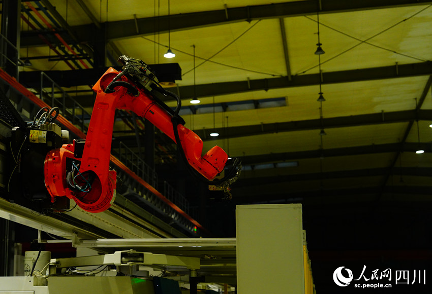 “黑灯产线”在无人状态下照常运转。。。人民网记者 王波摄